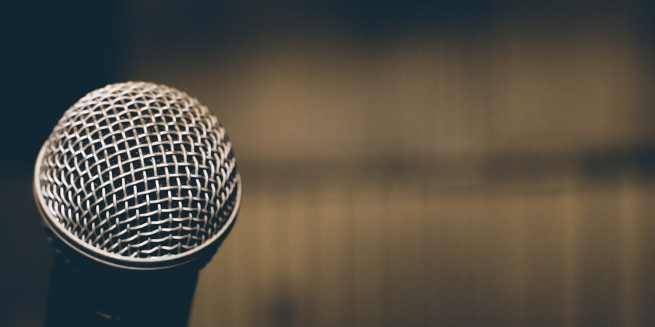 microphone-1206364_1280 15 invaluable traits of top keynote speakers that engage audiences