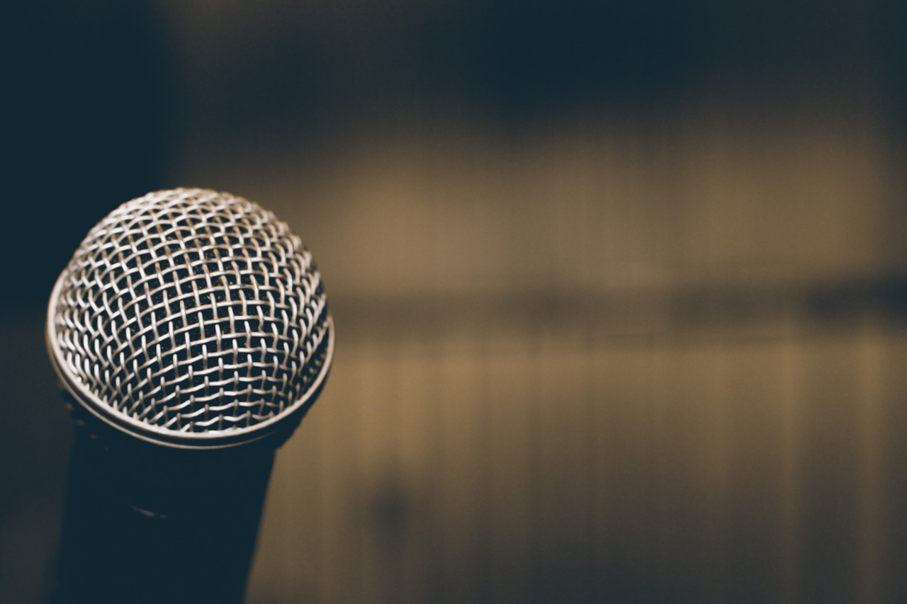microphone-1206364_1280 15 invaluable traits of top keynote speakers that engage audiences